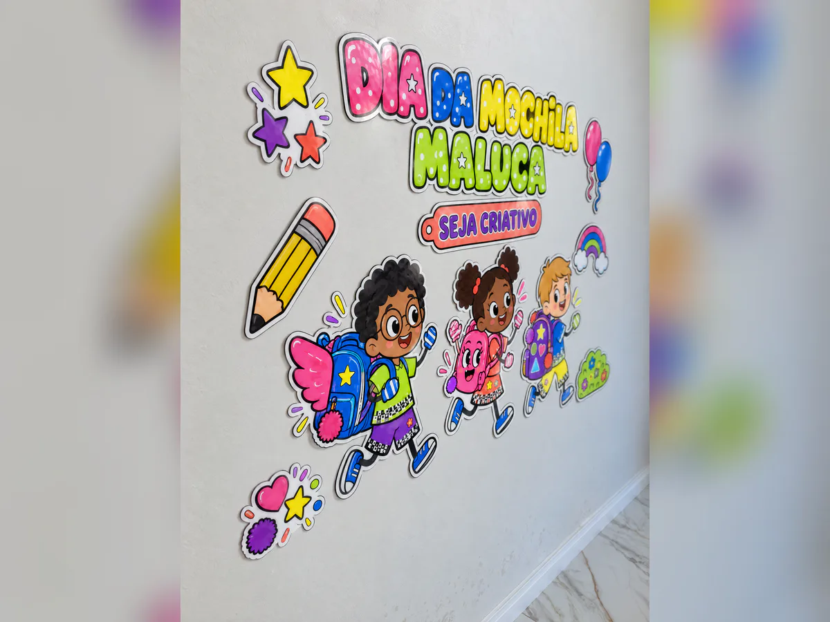 Painel Dia da Mochila Maluca visto pela esquerda na parede, com crianças, mochilas coloridas, lápis, estrelas e balões.