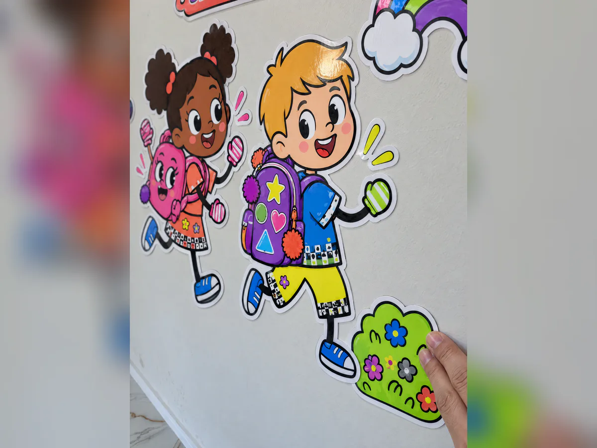 Detalhe do painel na parede, mostrando crianças com mochilas malucas coloridas, arco-íris e uma peça sendo ajustada na parte inferior.